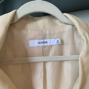 Trendy oversized linen beige blazer!